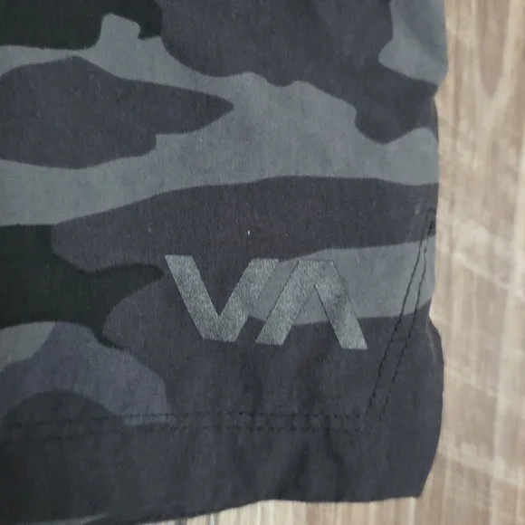 Men's RVCA Elastic Waist Grey Camouflage Shorts. Size Large, 7" Inseam. Good Con - Picture 2 of 6